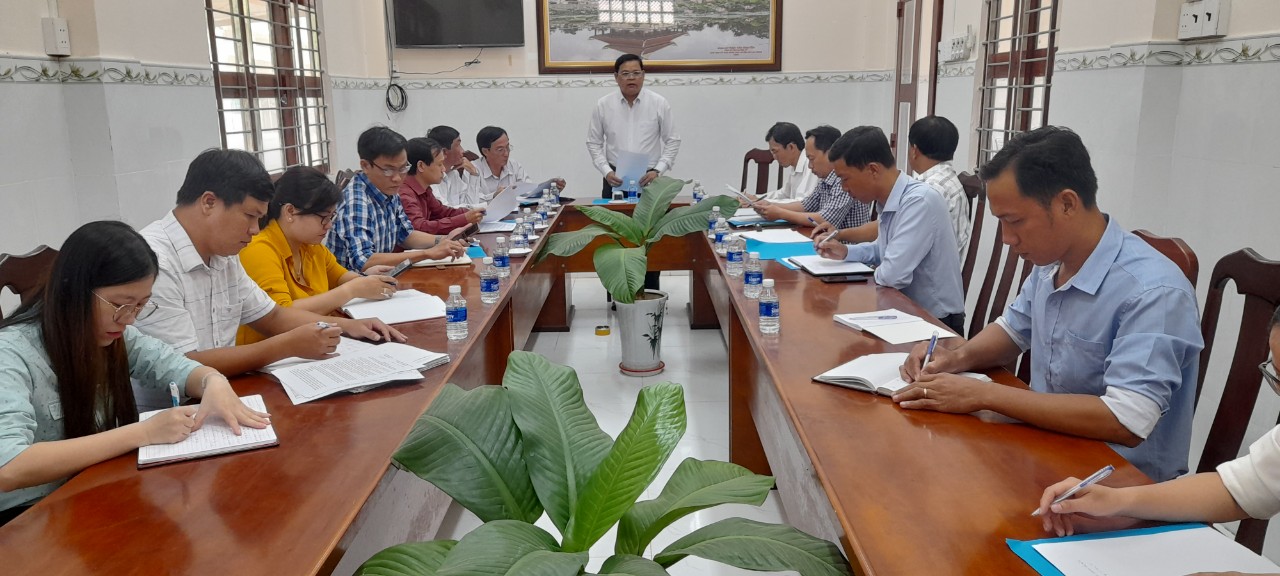 Chủ tịch Ủy ban nhân dân huyện Cù Lao Dung kiểm tra tiến độ chuẩn bị lễ công bố xã đạt chuẩn Nông thôn mới kiểu mẫu