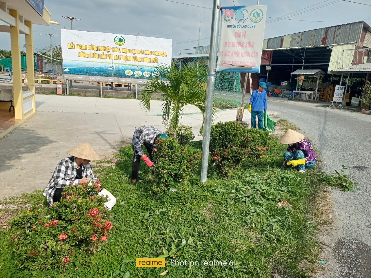 Ban nhân dân ấp An Trung ra quân dọn dẹp, chỉnh trang trụ sở Ban nhân dân ấp, chuẩn bị lễ Công bố xã đạt chuẩn Nông thôn mới