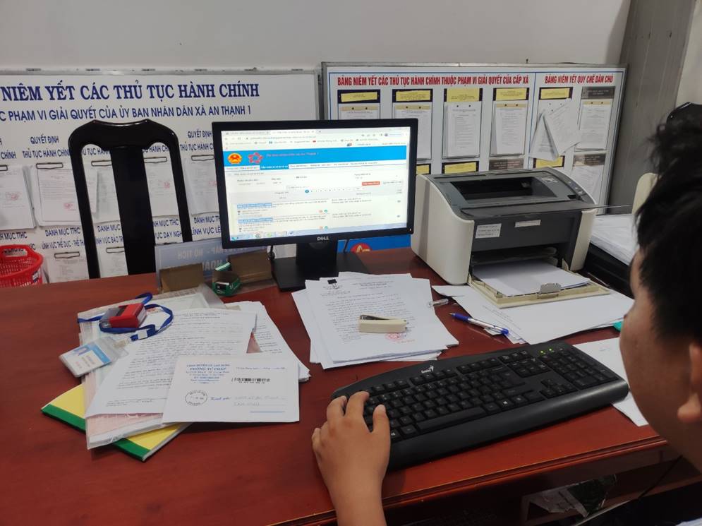 Cán bộ chuyên môn xử lý công việc trên hệ thống Cổng dịch vụ công và một cửa của tỉnh
