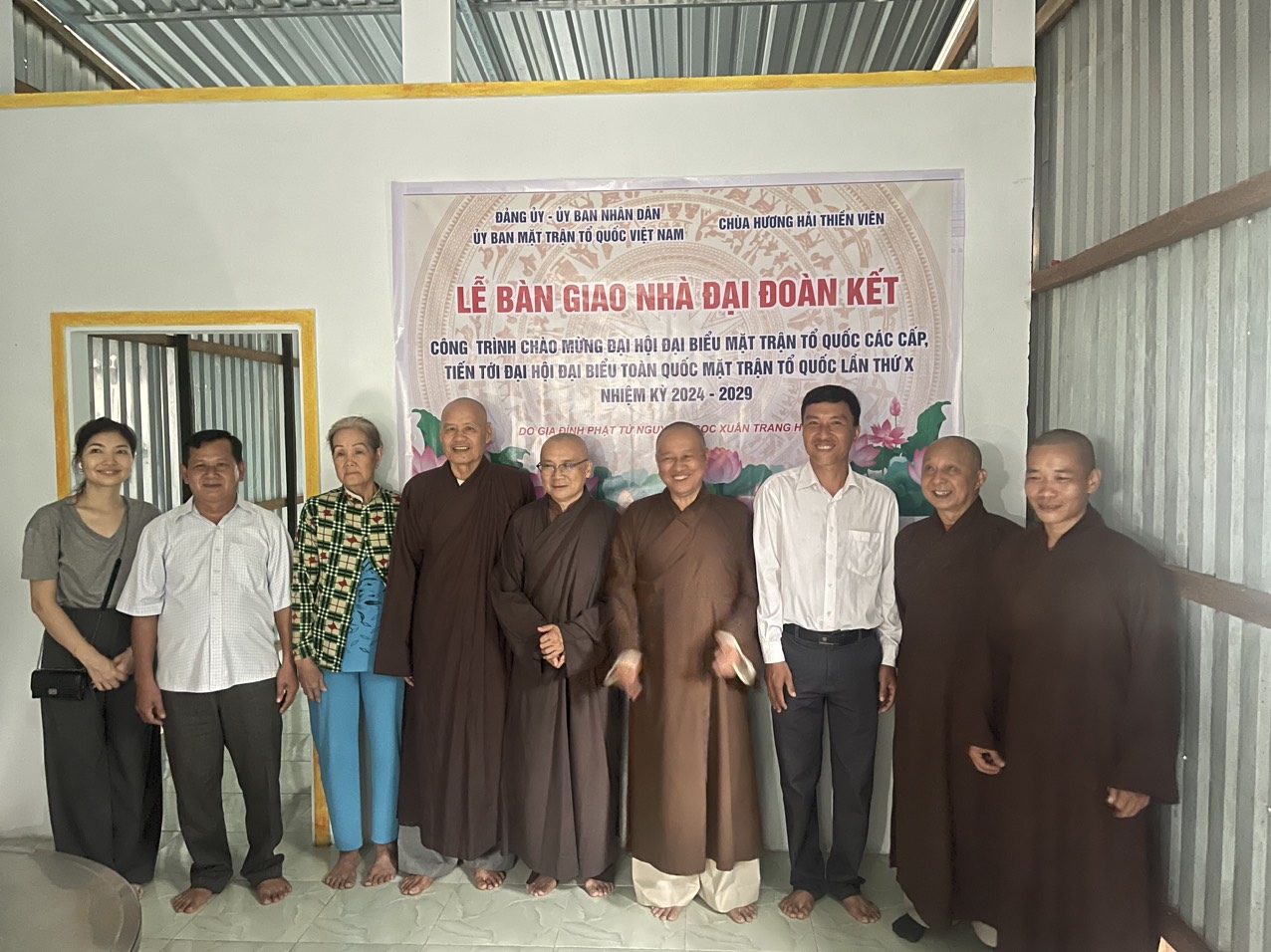 Đảng ủy - Ủy ban nhân dân xã An Thạnh 1 phối hợp cùng chùa Hương Hải Thuyền Viên và Chùa Tân Giác bàn giao nhà Đại đoàn kết cho hộ nghèo