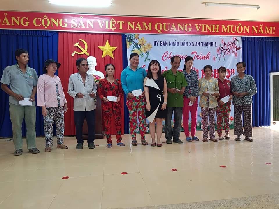 Tổ chức tặng quà cho gia đình chính sách hộ nghèo, hộ cận nghèo có hoàn cảnh khó khăn