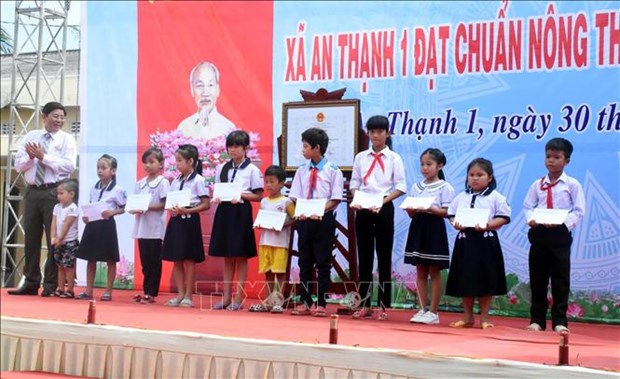 Tặng học bổng cho học sinh vượt khó học giỏi nhân dịp công nhận xã đạt chuẩn Nông thôn mới nâng cao