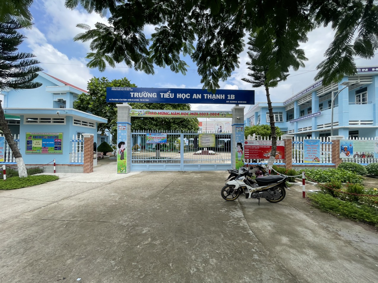 Cổng trường sáng, xanh, sạch đẹp