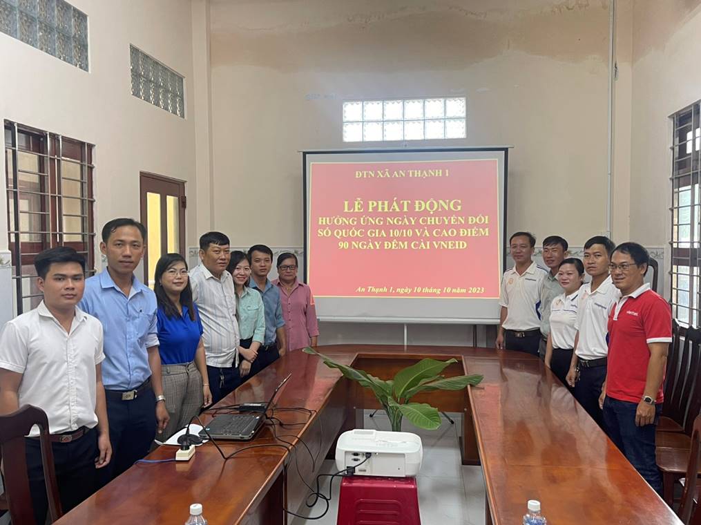 Tổ CNSCĐ ra quân hướng dẫn người dân thanh toán bằng hình thức không dùng tiền mặt nhân ngày chuyển đổi số quốc gia