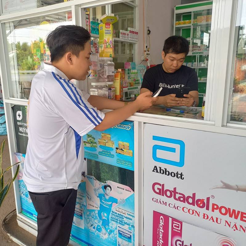 Người dân sử dụng quét mã QR thanh toán trực tuyến không dung tiền mặt