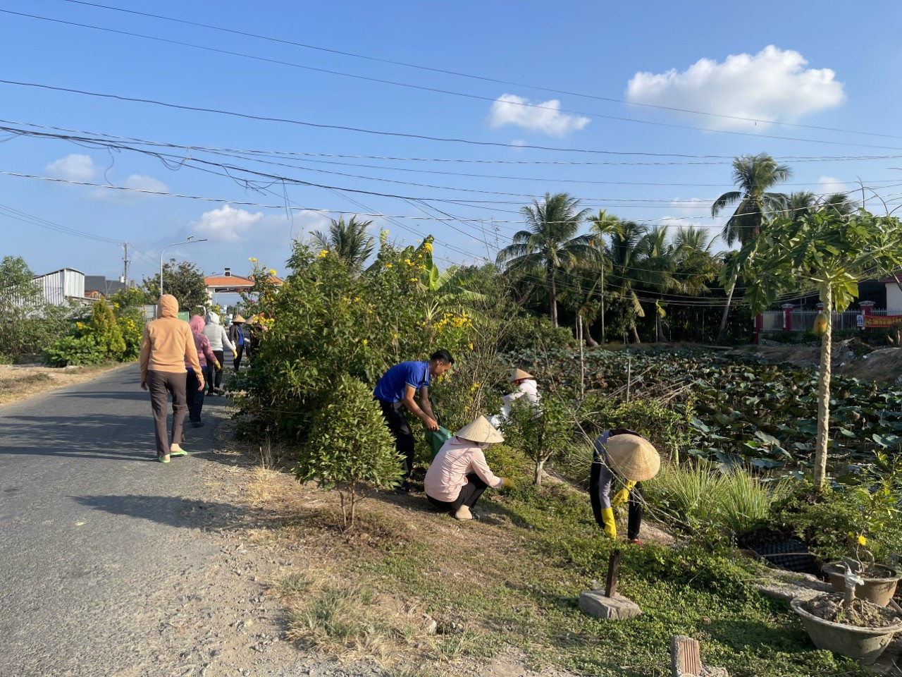 Ủy ban nhân dân xã An Thạnh tổ chức ra quân thực hiện “30 ngày đêm chỉnh trang cảnh quan và tổng vệ sinh môi trường” trên địa bàn xã An Thạnh 1