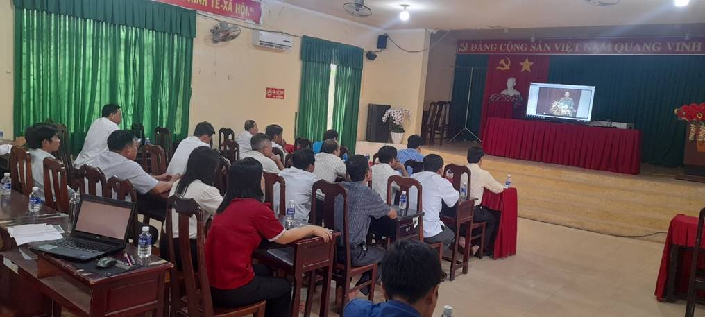 Hội nghị trực tuyến tại Hội trường Nhà văn hóa xã